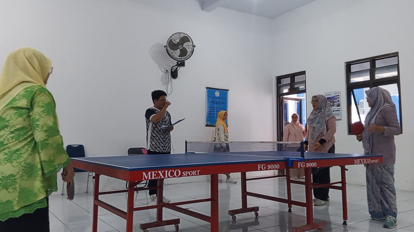 Tenis Meja HUT RI ke 80, Staff Kampus Mahardika Bertanding Pakai Kebaya dan Sarung