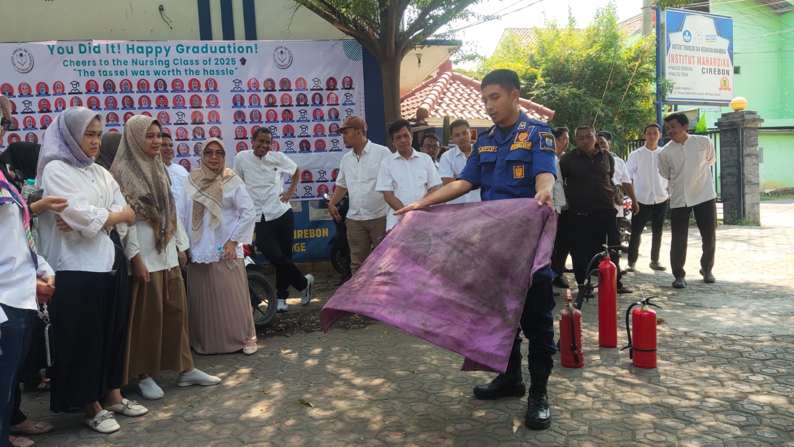 Civitas Akademika Institut Mahardika Dibekali Edukasi dan Penanganan Kebakaran